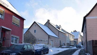 Bild: szl
An Reinald Roderer (CSU) wurde die ungünstige Parksituation in der Schlossstraße im Kreuzungsbereich Untere Bachgasse herangetragen. Vor allem wenn die Einfahrt zum Baugebiet Kapellenweg fertiggestellt wird – dort wo aktuell die Bauabsperrung steht -, könnte sich diese Situation noch verschärfen.