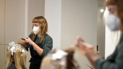 Bild: Roland Schlager/dpa
So wird man sich den Friseurbesuch ab dem 1. März vorstellen müssen: Eine Friseurin färbt einer Kundin in ihrem Salon die Haare; beide tragen FFP2-Masken.