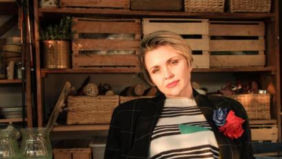 Bild: Thomas Thumann
Was die Regensburger Künstlerin "Die Nowak" mit einem Schottergärtner verbindet und wie ein "Hängematten-Interview" therapeutisch wirken kann, verrät sie ab Sonntag im "KLANG.Stall" von Stefan Jürgens.