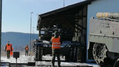 Bild: wpt
Das Panzerbataillon 104 aus Pfreimd hat seine Fahrzeuge zurück in die Oberpfalz gebracht. 1400 Kilometer lang waren die Panzer mit der Eisenbahn unterwegs, bis sie am Freitag wieder in die Kaserne in Pfreimd zurückkehrten.