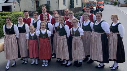Archivbild: wro
Die Trachtenjugend ist der Stolz des Stiftländer Heimatvereins. Im Frühjahr 2019 begleiteten sie den Maibaum zum Marktplatz.