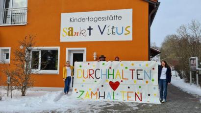 Bild: ads
Freudig überrascht zeigen sich Erich Biller und sein Sohn Franz (Mitte, von links, als ihnen die stellvertretende Einrichtungsleiterin Vanessa Rupprecht (links) und Erzieherin Franziska Bierler (rechts) ihre Planen für den Drive präsentieren.