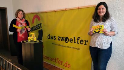 Bild: Ikom Stiftland/exb
Barbara Habel (rechts) und Stefanie Schreiner sind stolz auf die neue Broschüre, die die Museen des Landkreises Tirschenreuth vorstellt.