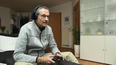 Bild: Petra Hartl
Für viele mag das Foto von Pfarrer Uwe Markert mit Headset und Controller ungewöhnlich wirken. Der 59-Jährige ist seit einigen Wochen begeisterter Computerspieler. Er hat eine Playstation von seinen Kindern zu Weihnachten geschenkt bekommen.