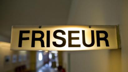 Symbolbild: Daniel Karmann/dpa
Ein Friseur in Bayreuth versteigert einen Termin für einen guten Zweck.