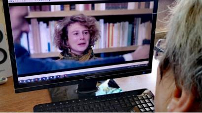 Bild: Dobler
Neun Übersetzer sind in einem luxuriösen Bunker bei der Arbeit an einem Superseller. Anna Maria Sturm (Foto) ist eine von ihnen. Plötzlich wird es dramatisch: Jemand hat die ersten Seiten des geplanten Bestsellers veröffentlicht. Der Verleger, dem ein Millionenschaden droht, greift zur Waffe.