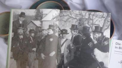 Bild: ige
Fotos, Festschriften und andere historische Dokumente sind im Schaufenster der Galerie der Gruppe '81 in der Frühlingstraße ausgestellt.