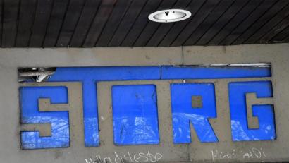 Bild: Petra Hartl
Der blaue Schriftzug am Nebeneingang des früheren Kaufhaus Storg ist dem Verfall preisgegeben. Doch damit ist es bald vorbei: Die Entkernungsarbeiten haben begonnen.