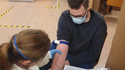 Bild: BRK-Kreisverband Tirschenreuth/exb
Bis zum 27. November hatten Probanden aus dem Landkreis Tirschenreuth die Chance, bei der zweiten Runde der Corona-Antikörper-Studie mitzumachen. Auf diesem Bild lässt sich ein Freiwilliger in der Alten Schule in Waldeck Blut abnehmen.