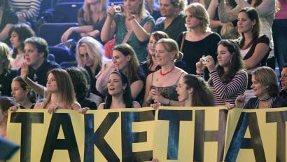 Bild: Ulrich Perrey/dpa
Fans der Band Take That jubeln 2006 während der Gala zum 50-jährigen Bestehen der Jugendzeitschrift "Bravo" in Hamburg den Sängern zu.