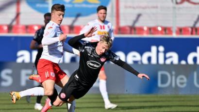 Bild: Armin Weigel/dpa
Es ging intensiv zur Sache zwischen dem SSV Jahn und Fortuna Düsseldorf. In dieser Szene foult David Otto (links), Torschütze zum 1:0 für Regensburg, und Felix Klaus.