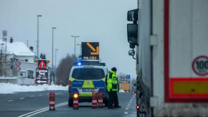 Bild: Bernd März/dpa
Die Polizei kontrolliert am Grenzübergang Autofahrer, die aus Tschechien kommen.