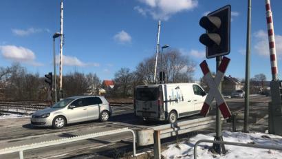 Bild: Wilhelm Amann
An der Stelle, an der jetzt noch Fahrzeuge aller Art den Bahnübergang kreuzen, soll es später nur noch eine Unterführung für Radfahrer und Fußgänger geben. Doch wie breit wird sie letzten Endes?