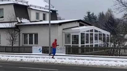Bild: sne
Ein Flitzer in einem Heldenkostüm: Mehrere Mal ist Spiderman im Stadtgebiet unterwegs und wird stets von verwunderten Blicken und hupenden Autos begleitet.