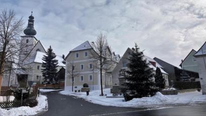 Bild: stg
Der Kastler Dorfplatz ohne Dauerparker ist aktuell offenbar eine Seltenheit, die Gemeinde und viele Bürger möchte diesen Zustand gerne verstetigen - bestenfalls ohne Verkehrsschilder.