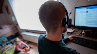 Symbolbild: Sebastian Gollnow/dpa
Arbeit und Familie zu trennen, ist bei der Arbeit zu Hause nicht immer einfach. Aber der Anteil an Home-Office hat in den vergangenen Monaten zugenommen. In den Stadtverwaltungen im Landkreis Tirschenreuth ist das aber kein großes Thema,