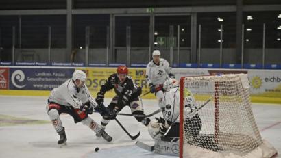 Bild: Robert Geisler
Die Blue Devils kassierten am Sonntag bei Aufsteiger Passau Black Hawks eine 5:6-Niederlage. Hier lauert der zweifache Torschütze der Passauer, Dominik Schindlbeck (schwarzes Trikot), vor dem Kasten von Devils-Goalie Philip Lehr auf die Scheibe.