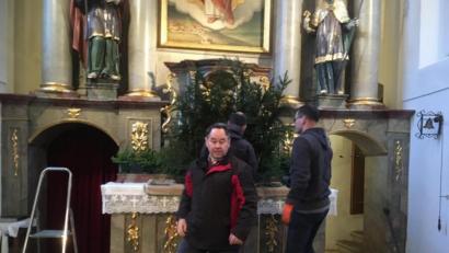 Bild: adj
Seit 40 Jahren ist Alfons Plößner, beim Altarschmücken (vorne), aktiv im Männerverein