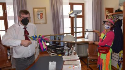 Bild: bö
Schere auf Distanz: Das Hexen-Schneidwerkzeug wurde wegen Corona diesmal an lange Haselnussstecken gebunden, das war die Lösung fürs Krawattenabschneiden in Schmidmühlen - auch beim Bürgi Peter Braun. Simone Fleischmann, die Faschingsprinzessin von 1999, hatte diese Idee.