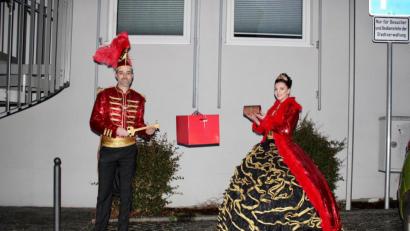 Bild: Narrhalla Windischeschenbach/exb
Rebecca I. und Manuel I. geben die Stadtkasse zurück, dafür ließ Bürgermeister Karlheinz Budnik ein langes Seil vom Balkon.
