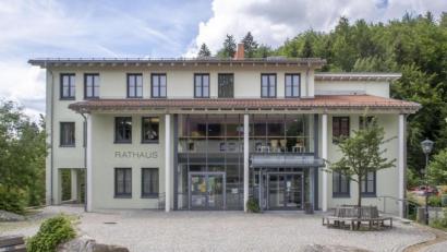 Archivbild: Andreas Harbach
Das Rathaus in Fichtelberg: Sparen, sparen, sparen und immer an den Haushalt denken.