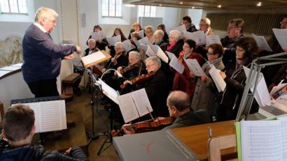Bild: le
Das Drei-Königs-Konzert am 6. Januar 2019, damals noch mit den inzwischen verstorbenen beiden Violinisten Willibald Wirth und Reinhold Maß, war die letzte große Aufführung von Chor und Orchester unter Leitung von Hans Fröhlich. Empore und Kirchenorgel in der Pfarrkirche St. Johannes der Täufer wurden für ihn zur zweiten Heimat. Schmerzlich sein Abgang.