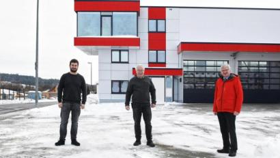 Bild: njn
Juniorchef Florian Meierhöfer (von links) mit Firmenchef Alfons Meierhöfer und Bürgermeister Johannes Reger vor dem neuesten Büro- und Produktionskomplex im Gewerbegebiet. Auf der linken Seite angeschnitten ist das Stammwerk des Unternehmens AM-Maschinenbau zu sehen.