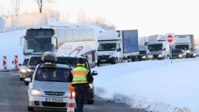 Bild: Sebastian Kahnert/dpa
Grenzkontrollen der Bundespolizei an der deutsch-tschechischen Grenze.