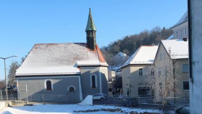 Bild: Hirsch
Bis hier am Vorplatz der Spitalkirche die Außenstelle des Landesjugendamtes entsteht, wird es noch ein Jahr dauern.