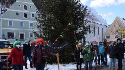 Bild: bö
Da musste sogar der gute alte Christbaum herhalten, der noch am Marktplatz steht: Er wurde ebenfalls mit bunten Wimpeln behängt.