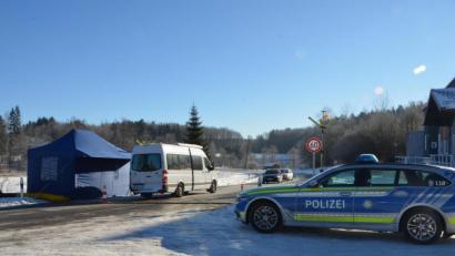 Bild: dob
Es gibt kein Durchkommen. Grenzpolizeibeamte aus Waidhaus kontrollieren die Einreise am alten Grenzübergang an der ehemaligen Bundesstraße 14.