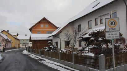 Bild: frd
Die Sanierung und der Ausbau der Dietersdorfer Straße ist dringend erforderlich und wird in diesem Jahr erfolgen.