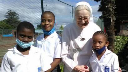 Bild: Schwester Emanuela/&#039;exb
Seit 55 Jahren ist die aus Pondorf stammende Ordensfrau Schwester Arnulfina Schöberl für die Mallersdorfer Schwestern in Südafrika tätig. Das Bild zeigt sie mit drei Schützlingen
