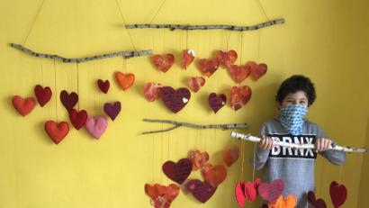 Bild: Werner Schulz
Die Schüler aus Ehenfeld und Hirschau, darunter auch Franz Siegert, haben mit ihren Bastelarbeiten den Senioren in St. Barbara eine große Freude bereitet. Die Herzen zieren nun die Speise- und Aufenthaltsräume der Einrichtung.