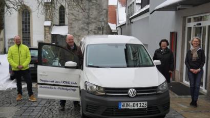 Bild: fppp
Gerald Vornberger und Severin Wejbora (von links) vom Lions-Club Marktredwitz-Fichtelgebirge übergaben das neue Fahrzeug an Birgit Seelbinder und Petra Burger (rechts) von der Offenen Behindertenarbeit.