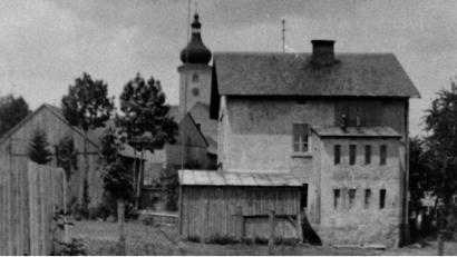 Bild: Archiv Werner Robl
Bereits um das Jahr 1900 mussten der Neubau aufgestockt und die Anzahl der Lehrkräfte nach oben angepasst werden. Das Foto wurde um die 1940er-Jahre aufgenommen.