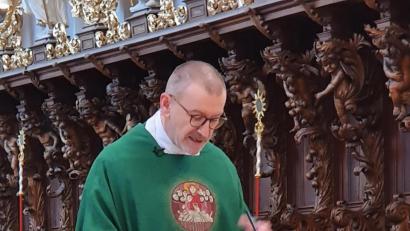 Bild: hmr
Stadtpfarrer Thomas Vogl bei seiner Faschingspredigt in der Basilika.