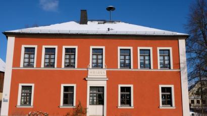 Bild: do
Aus dem alten Schulhaus könnte im Rahmen der Dorferneuerung ein Bürgerhaus mit multifunktionaler Nutzung werden