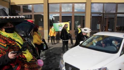 Bild: kro
Die Tursiana verteilte am Samstagnachmittag vor dem Kettelerhaus die Faschingsorden der Session an die Aktiven des Vereins.