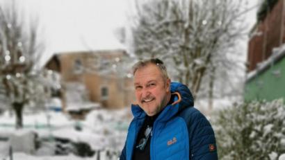Bild: Portner
Ernst Meindl übernimmt die Ausgabe der Schneeschuhe samt Stöcke und informiert über geeignete Routen. Diese sind auch auf der Homepage der VG Schönsee beschrieben.