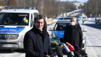 Bild: Matthias Balk/dpa
Der bayerische Ministerpräsident Markus Söder (CSU) spricht mit den Medien am deutsch-tschechischen Grenzübergang Schirnding, wo er sich sich über die Kontrollen informiert. Die verschärften deutschen Einreiseregeln an den Grenzen zu Tschechien und zum österreichischen Bundesland Tirol zum Schutz vor gefährlichen Varianten des Coronavirus sind in der Nacht zu Sonntag in Kraft getreten.