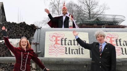 Bild: Schlüsselclub Münchenreuth/exb
Große Freude beim Prinzenpaar, als Lukas Forster den Impfstoff "Effatha-Uralt" anlieferte.