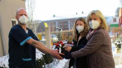 Bild: u
Die Schnaittenbacher Frauen-Union führt auch heuer die Tradition fort, die Bewohner des Seniorenzentrums Evergreen am Valentinstag als Zeichen der Verbundenheit mit Rosen zu beschenken. Wegen der Corona-Pandemie überreichen FU-Vorsitzende Elisabeth Kraus (rechts) und ihre Tochter Vroni (Mitte) 100 Rosen an den Betreuungsassistenten Marco Tech.
