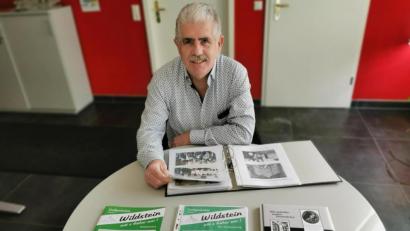 Bild: Portner
Hans Pfannenstein sammelt Fotos und Aufzeichnungen für eine Chronik über sein Heimatdorf Wildstein. Ausgabe eins „Schulwesen“ (links) ist bereits verteilt, während Band zwei „Der Schlossberg“ (Mitte) aktuell in Arbeit ist.