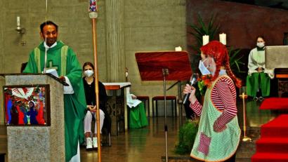 Bild: zer
Pippi und der Pfarrer vor der Predigt beim Faschingsgottesdienst in der Kirche. .