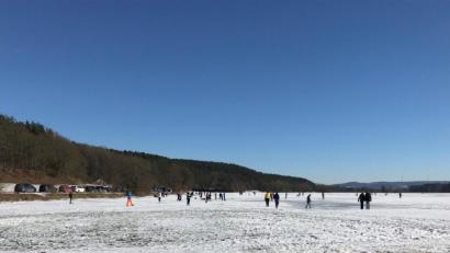 Bild: wlr
So weit das Auge reicht, sind die überschwemmten Wiesen zu einem Eislaufparadies gefroren.
