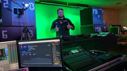 Bild: gi
DJ Michael B. sorgt am „Naschn Pfinsta“ auf dem Youtube-Kanal „Weiberfasching Moosbach“ für musikalische Unterhaltung. Der Verein Mühlschleif-Haisl hatte das organisiert.