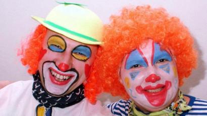 Bild: wen
Die fünfte Jahreszeit in besseren Zeiten. Gibt es solche oder ähnliche Clownereien heuer im Familienkreis? Dann schicken Sie uns bis Rosenmontag Bilder davon.