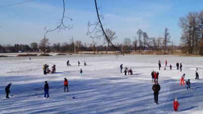 Bild: du
Auf dem Wieseneis an der Kreisstraße von Schirmitz nach Moosbürg vergnügen sich bei herrlichem Winterwetter die Jugendlichen aus Schirmitz und Umgebung beim Schlittschuhlaufen oder Eishockeyspielen.