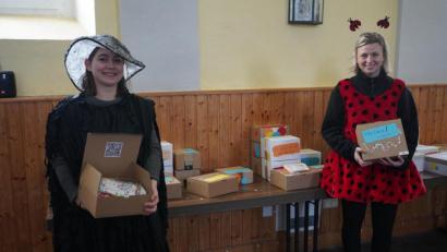 Bild: kaz
Mirjam Müller und Maria Heser (von links) fuhren 80 Faschingsboxen in Kemnath aus.